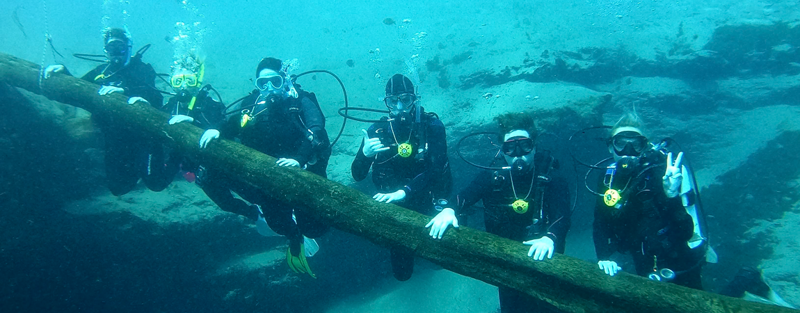 "underwater divers"