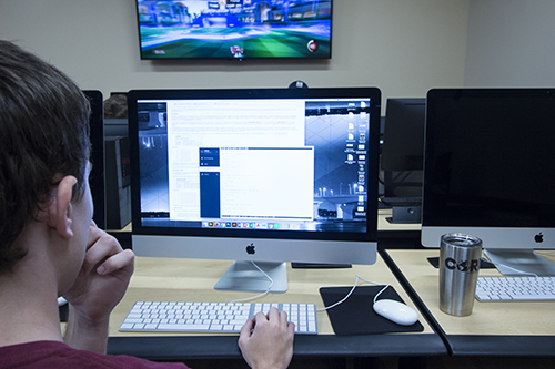 students working with a Mac